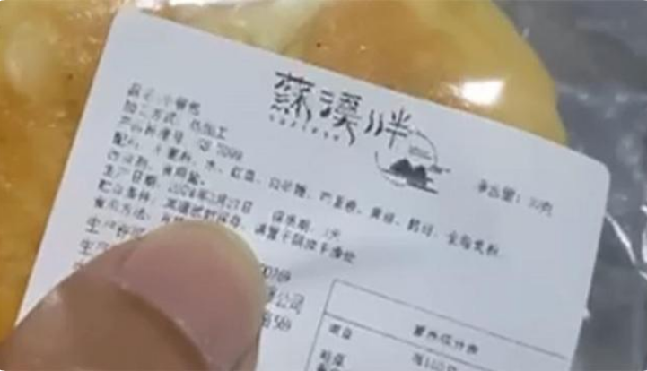 学校给小学生发“早产面包”