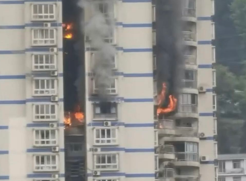 重庆一高层居民楼突发火灾