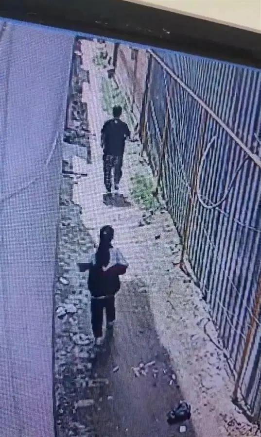 官方回应女孩被男子要求带路