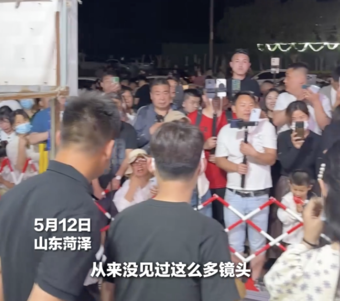 郭有才摊位前直播手机排成墙