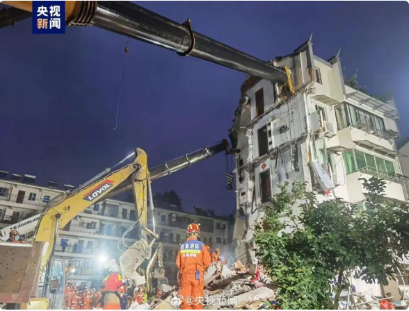 老楼坍塌12岁女孩失去双亲和双腿