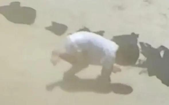 孩子光脚被地面烫到两轮变四驱