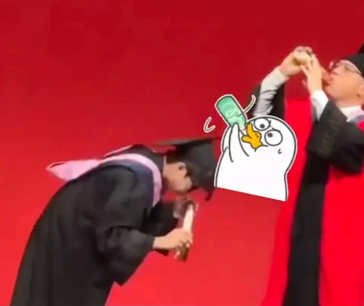 毕业生掏出啤酒 院长8秒钟吹瓶