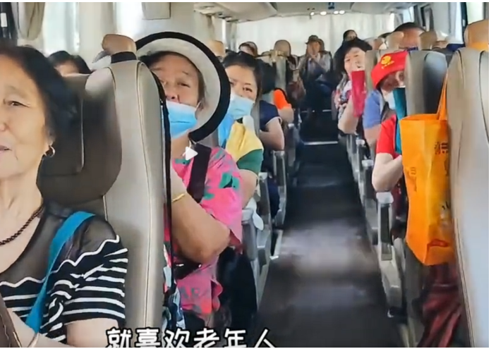 低价旅游团真相:喝粥啃馒头