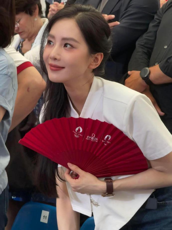 刘诗诗穿新中式看击剑