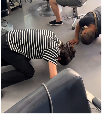 男子进店下跪卖挂件 店主反磕也没用