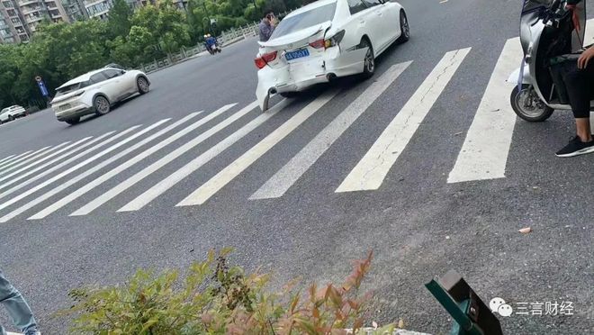 小鹏销售展示＂自动驾驶＂：结果追尾前车 客户懵了