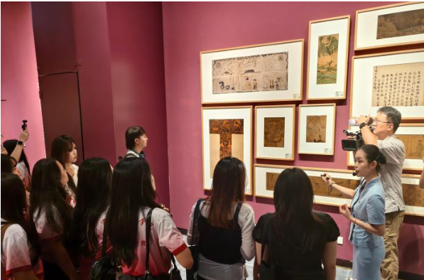 逾百名留学生走进广西美术馆 沉浸式感受“中国历代绘画大系”